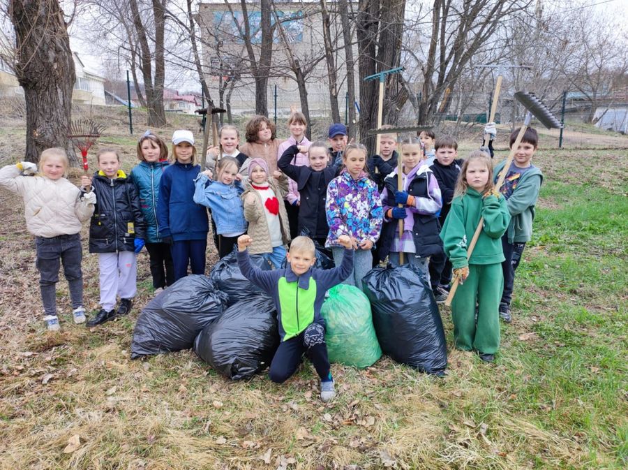 Более 350 кубометров мусора собрано в Артеме во время субботника