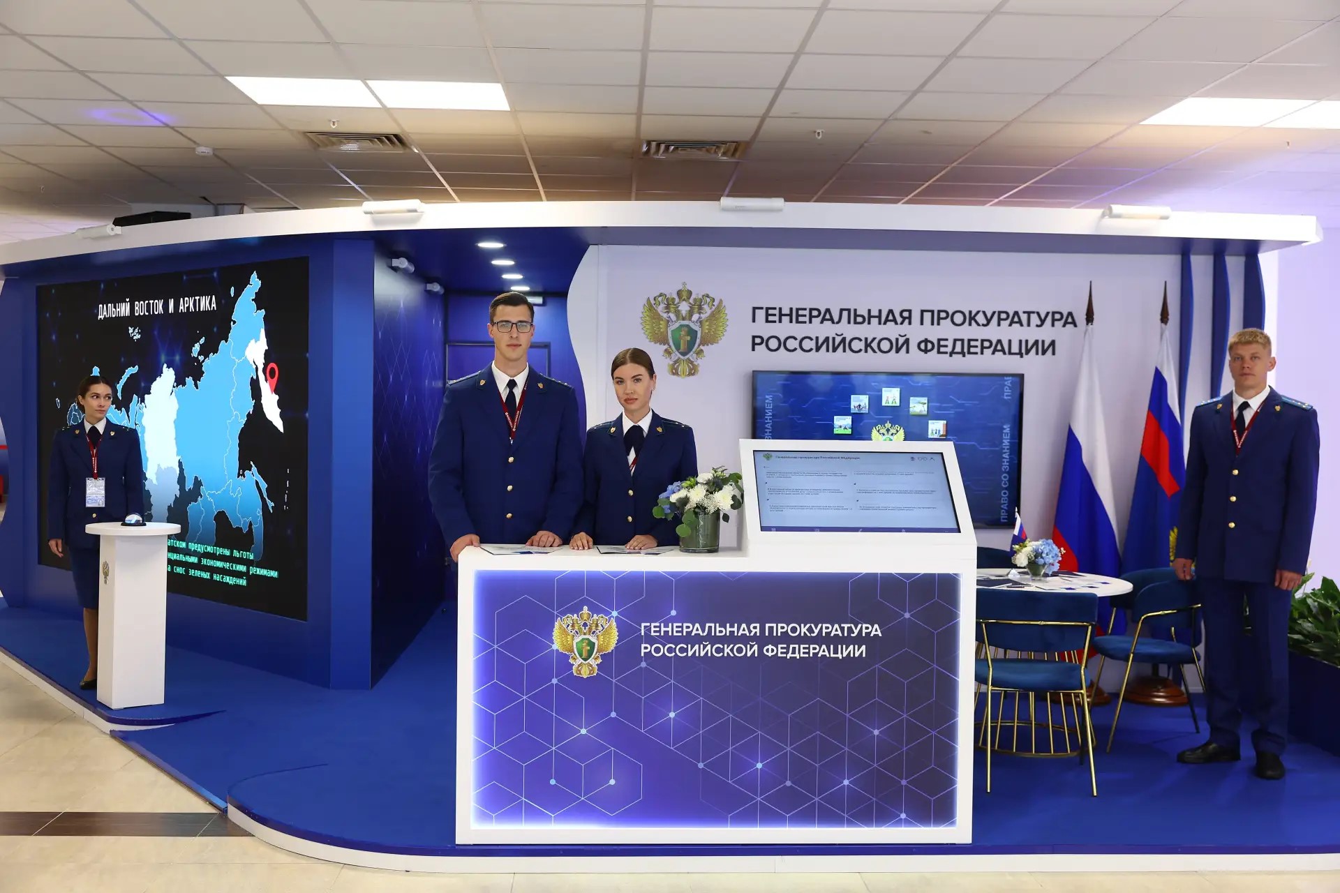 Диалог с бизнесом: на #ВЭФ2026 открылся стенд Генпрокуратуры России